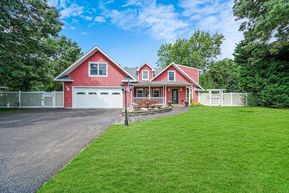 71 Pine Street, Port Jefferson Station, NY 11776, Presented by Dorothy